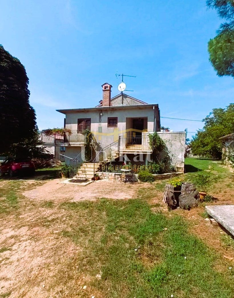 Kamnita dvojna hiša vseljiva, za obnovo